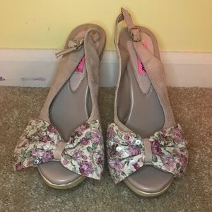 Betsey Johnson pink suede floral bow wood heel
